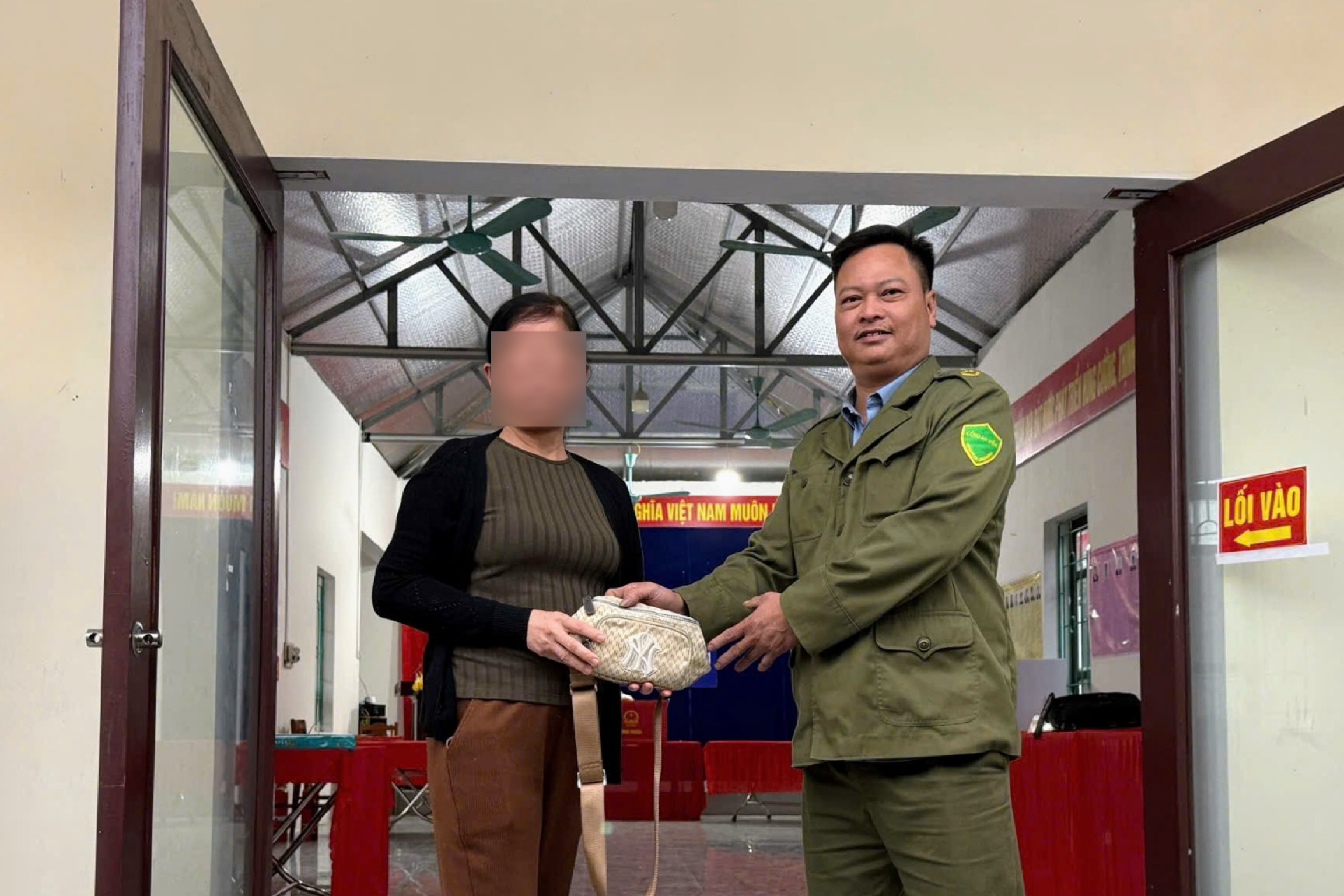 Lực lượng tham gia bảo vệ an ninh, trật tự ở cơ sở xã Tân Kỳ nhặt được tài sản và trao trả cho người dân